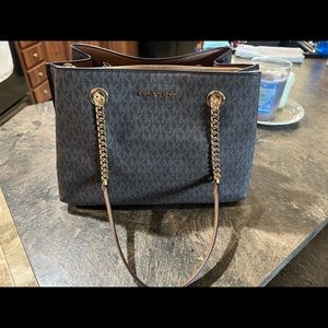 Micheal kors purse and wallet.. used once still like brand new